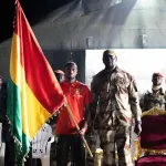 can-2023-depuis-une-base-des-forces-speciales-de-guinee-doumbouya-remet-le-drapeau-national-au-syli
