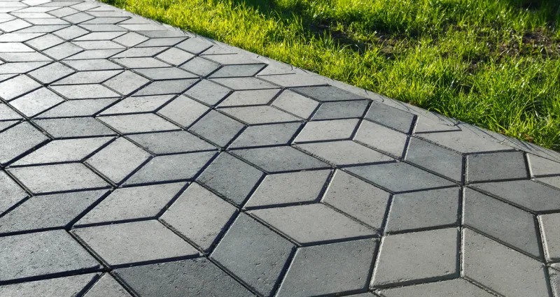 revelation-choquante-les-erreurs-mortelles-que-vous-faites-en-nettoyant-votre-terrasse-en-beton