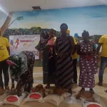 fete-de-fin-d-annee-l-ong-porteurs-de-vie-en-action-soulage-des-veuves-et-orphelins-de-bonoua