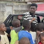 people-libere-de-la-garde-a-vue-l-activiste-patcko-yao-exprime-sa-generosite-a-des-enfants-a-yopougon