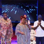 concert-d-apoutchou-national-dans-le-confessionnal-de-sa-mere-bleu-brigitte