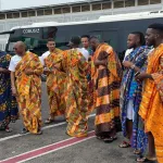 can-2023-les-black-stars-du-ghana-debarquent-a-abidjan-en-tenue-traditionnelle-et-creent-l-euphorie