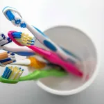 vieilles-brosses-les-incroyables-astuces-meconnues-pour-donner-une-seconde-vie-a-vos-vieilles-brosses-a-dents