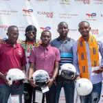 cote-d-ivoire-l-ambassadeur-de-la-can-totalenergie-le-footballeur-gervinho-distribue-des-casques-de-motos