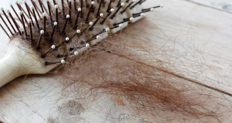 comment-entretenir-votre-brosse-a-cheveux-5-astuces-a-connaitre-absolument