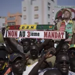diaspora-senegalaise-plus-de-2-000-manifestants-protestent-a-paris-contre-le-report-de-la-presidentielle