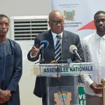idriss-diallo-hue-a-l-assemblee-nationale-par-des-deputes-lors-de-son-intervention