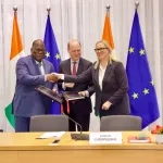 commerce-de-bois-legal-et-gouvernance-forestiere-laurent-tchagba-signe-l-apv-flegt-avec-l-ue-a-bruxelles