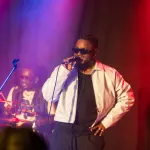 bebi-philip-enflamme-l-arctique-lors-du-mini-festival-du-mois-de-la-celebration-de-l-histoire-des-noirs-a-iqaluit