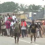 yopougon-gesco-des-populations-en-colere-refoulent-une-delegation-de-la-mairie