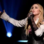 musique-celebration-tour-madonna-tombe-sur-scene-en-pleine-prestation