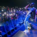 musique-la-toile-choquee-par-cette-scene-entre-le-chanteur-nigerian-omah-lay-et-une-fan-en-plein-concert