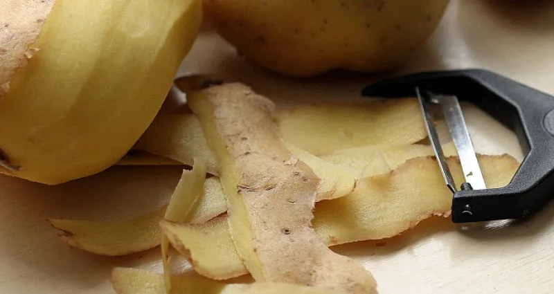 entretien-cuisine-la-recette-secrete-du-liquide-vaisselle-magique-a-base-d-epluchures-de-pommes-de-terre