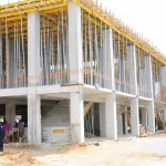 nouveau-marche-en-construction-a-habitat-extension-farikou-soumahoro-et-les-commercants-visitent-le-chantier