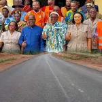 bitumage-de-la-voirie-de-tiassale-pierre-dimba-s-enquiert-de-l-etat-d-avancement-des-travaux