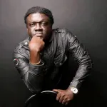 concert-de-serges-kassy-devant-une-poignee-de-personnes-le-geste-de-nady-bamba-qui-fait-le-buzz