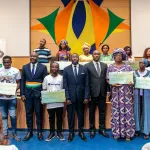 cote-d-ivoire-le-ministre-de-la-jeunesse-mamadou-toure-remet-des-cheques-a-des-ex-migrants-de-retour-au-pays