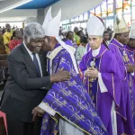 cote-d-ivoire-l-hommage-appuye-du-pm-robert-beugre-mambe-a-feu-l-eveque-simeon-ahouanan