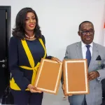 la-fondation-manuella-ollo-distribue-50-000-tonnes-de-vivres-et-non-vivres-aux-collectivites-decentralisees