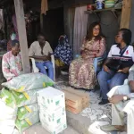 dimanche-de-la-solidarite-la-ministre-belmonde-dogo-visite-des-familles-vulnerables-les-mains-chargees