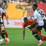 football-le-defenseur-ivoirien-evan-ndicka-evacue-d-urgence-suite-a-un-malaise-en-plein-match