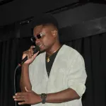 cote-d-ivoire-l-artiste-beninois-fenu-yeton-donne-un-spectacle-a-l-insaac