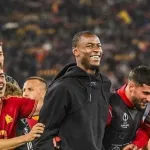 football-evan-ndicka-retrouve-ses-coequipiers-apres-une-grosse-frayeur-relative-a-son-etat-de-sante