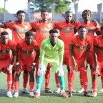 ligue-2-match-isca-africa-sports-un-defenseur-mecontent-pousse-l-arbitre-central