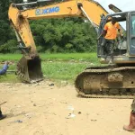 district-autonome-d-abidjan-cisse-bacongo-nettoie-les-lits-des-eaux-au-banco-pour-restaurer-la-nature