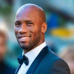 jo-paris-2024-didier-drogba-honore-en-tant-que-porteur-de-la-flamme