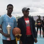 arrah-mounou-brou-hilaire-cadre-offre-un-terrain-de-basket-ball-flambant-neuf-au-lycee-moderne-de-la-ville