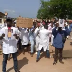 crime-a-sinfra-un-agent-de-sante-tue-a-son-domicile-ses-collegues-organisent-une-marche-de-protestation