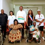 koumassi-la-mairie-et-ses-partenaires-offrent-des-fauteuils-roulants-aux-personnes-handicapees