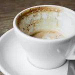 taches-tenaces-les-astuces-secretes-pour-rendre-vos-tasses-etincelantes-de-proprete