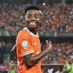 football-simon-adingra-veut-denicher-de-nouveaux-talents-a-abobo-a-travers-sa-fondation