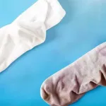 hygiene-des-pieds-decouvrez-des-astuces-pour-sauver-vos-chaussettes-et-vos-pieds-des-chaussures-qui-deteignent