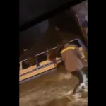 catastrophe-sur-la-voie-express-adjame-yopougon-un-gbaka-emporte-par-les-eaux