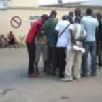 abobo-des-badauds-ont-presque-tue-un-jeune-pour-une-fausse-alerte-de-vol