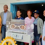 bienfaisance-bingerville-et-akouedo-recoivent-une-couveuse-et-des-lots-de-medicaments-du-rotary-seliame