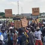 hire-des-manifestants-reclament-la-demission-du-maire-la-ville-paralysee-la-police-encercle-la-mairie