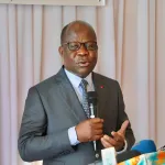 incendie-du-service-de-pediatrie-du-chr-d-agboville-le-ministre-pierre-dimba-monte-au-creneau-et-appelle-au-calme