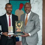 media-le-journaliste-elvis-gouza-presente-ses-prix-au-president-de-la-cop-15-desertification-alain-richard-donwahi