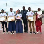 marahoue-le-president-de-la-habg-remet-des-ordinateurs-portables-aux-majors-de-promotion