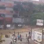 vives-tensions-entre-populations-et-policiers-a-adjame-village-un-engin-du-district-brule