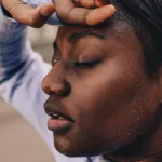 transpiration-excessive-comment-la-sauge-peut-etre-votre-alliee-naturelle