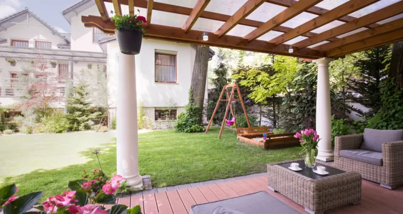 preservez-votre-pergola-3-conseils-pour-eviter-qu-elle-ne-s-envole