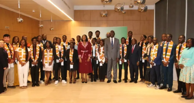 promotion-de-l-excellence-scolaire-27-etudiants-ivoiriens-admis-dans-les-grandes-ecoles-francaises-recompenses