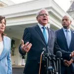 presidentielle-aux-usa-kamala-harris-choisit-le-gouverneur-tim-walz-comme-colistier