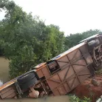 accident-tragique-un-car-en-provenance-d-abidjan-plonge-dans-une-riviere-en-guinee-plusieurs-morts-annonces