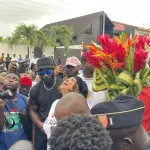 l-an-5-deces-arafat-dj-tina-glamour-fond-en-larmes-au-pied-de-la-stele-de-son-fils